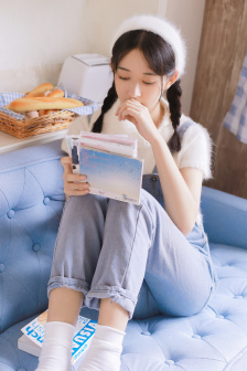 校花光屁股穿裙子被老师打屁股